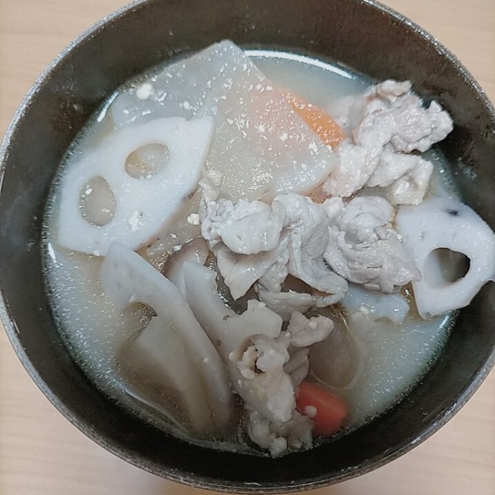 大根と蓮根たっぷりの豚汁